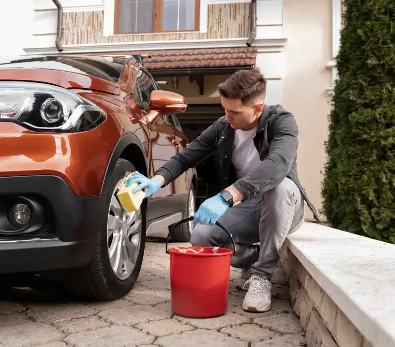 Lavage auto à domicile Gazaupouy : professionnel intervenant sur un véhicule